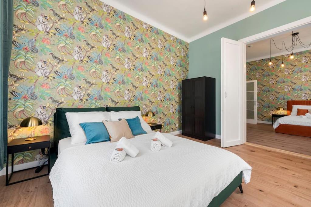 Spacious & Elegant 3 Bedroom Apartament *